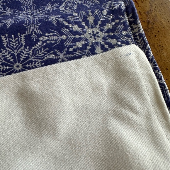 Winter Royal Blue & Silver snowflakes sparkling affect 12 x 56 inch table runner - Picture 5 of 11